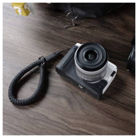 SmallRig 5433 - zestaw, skórzane etui + pasek, do Canon EOS R50 V, przykład użycia
